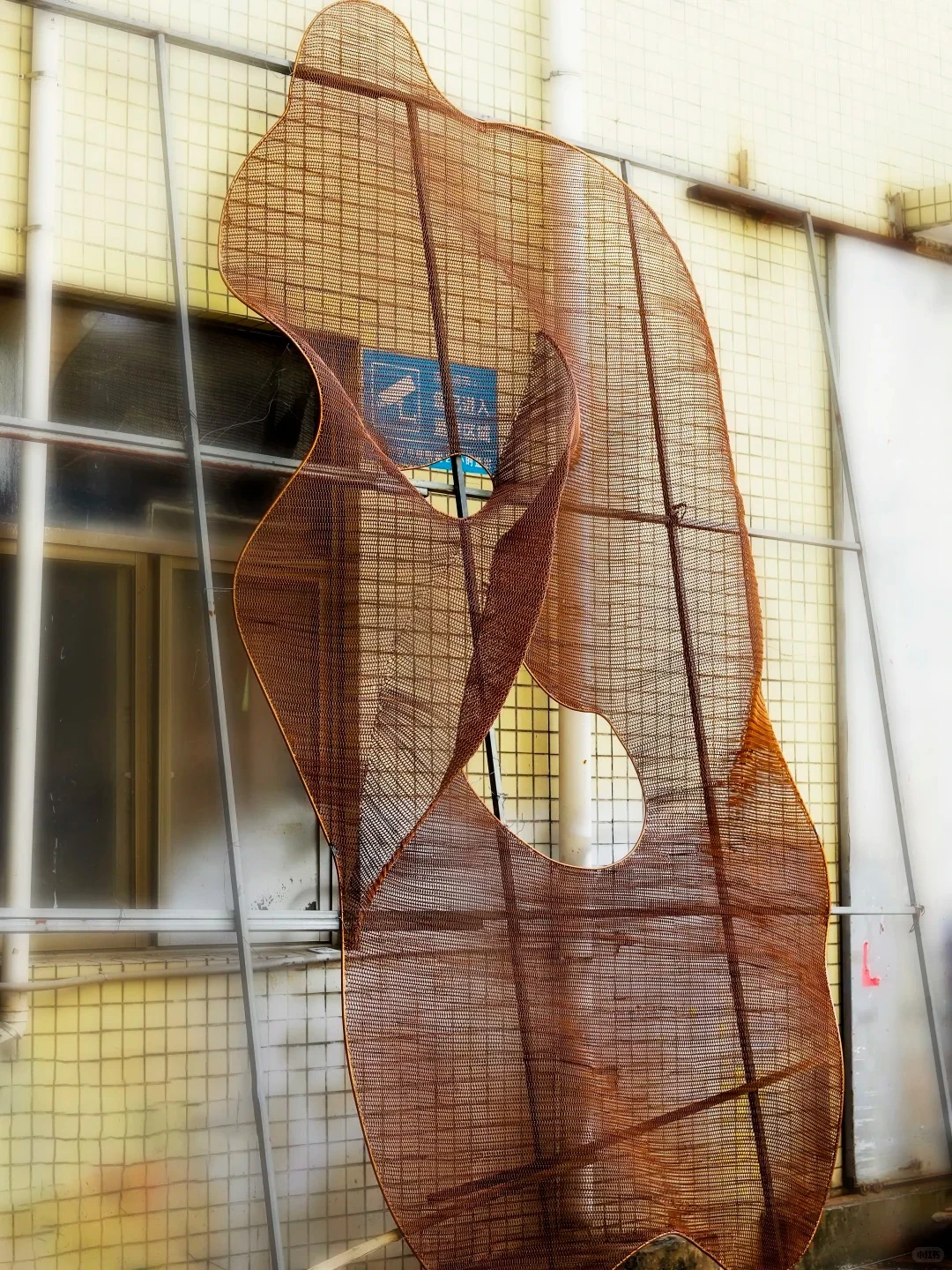 Metal mesh wall installation