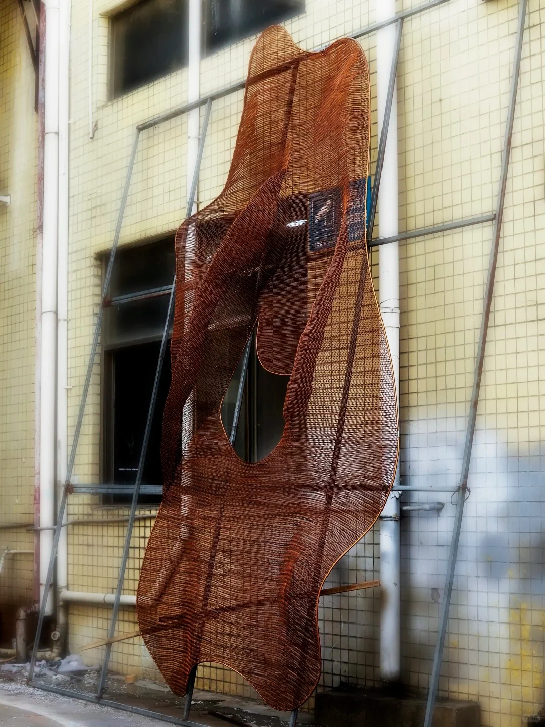 Metal mesh wall installation