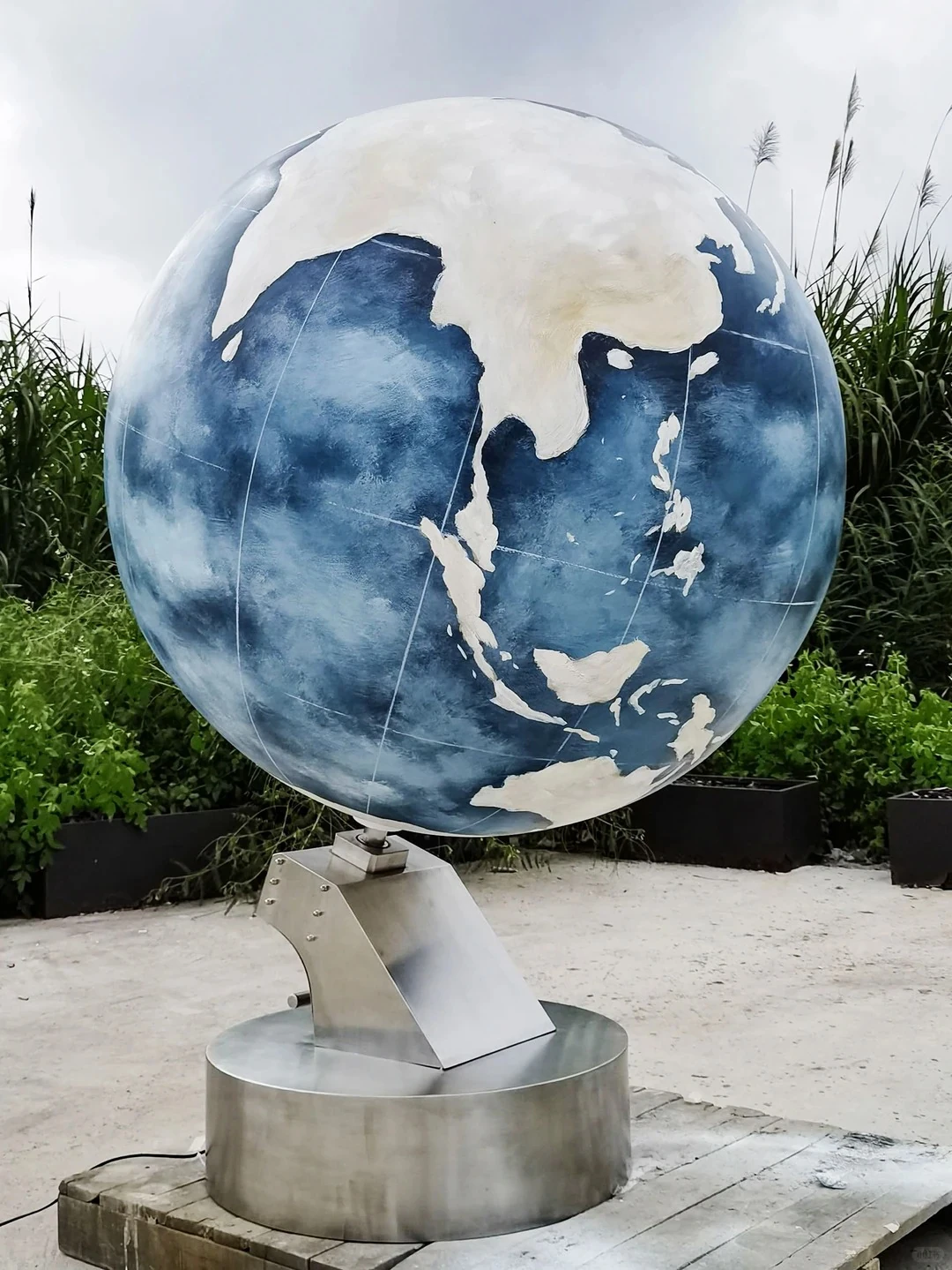Globe installations